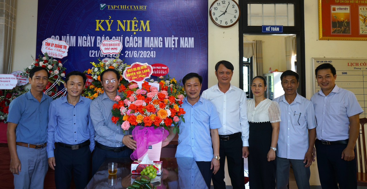 Huyện ủy-HĐND-UBND-UBMTTQVN huyện Hải Lăng tặng hoa ch&uacute;c mừng